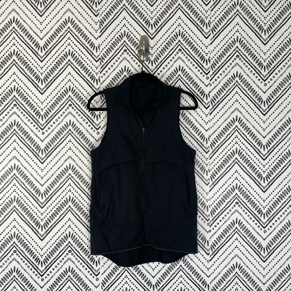 Women Lululemon Black Full Zip Reflective Trim Vented Kicking Asphalt Vest Sz 8